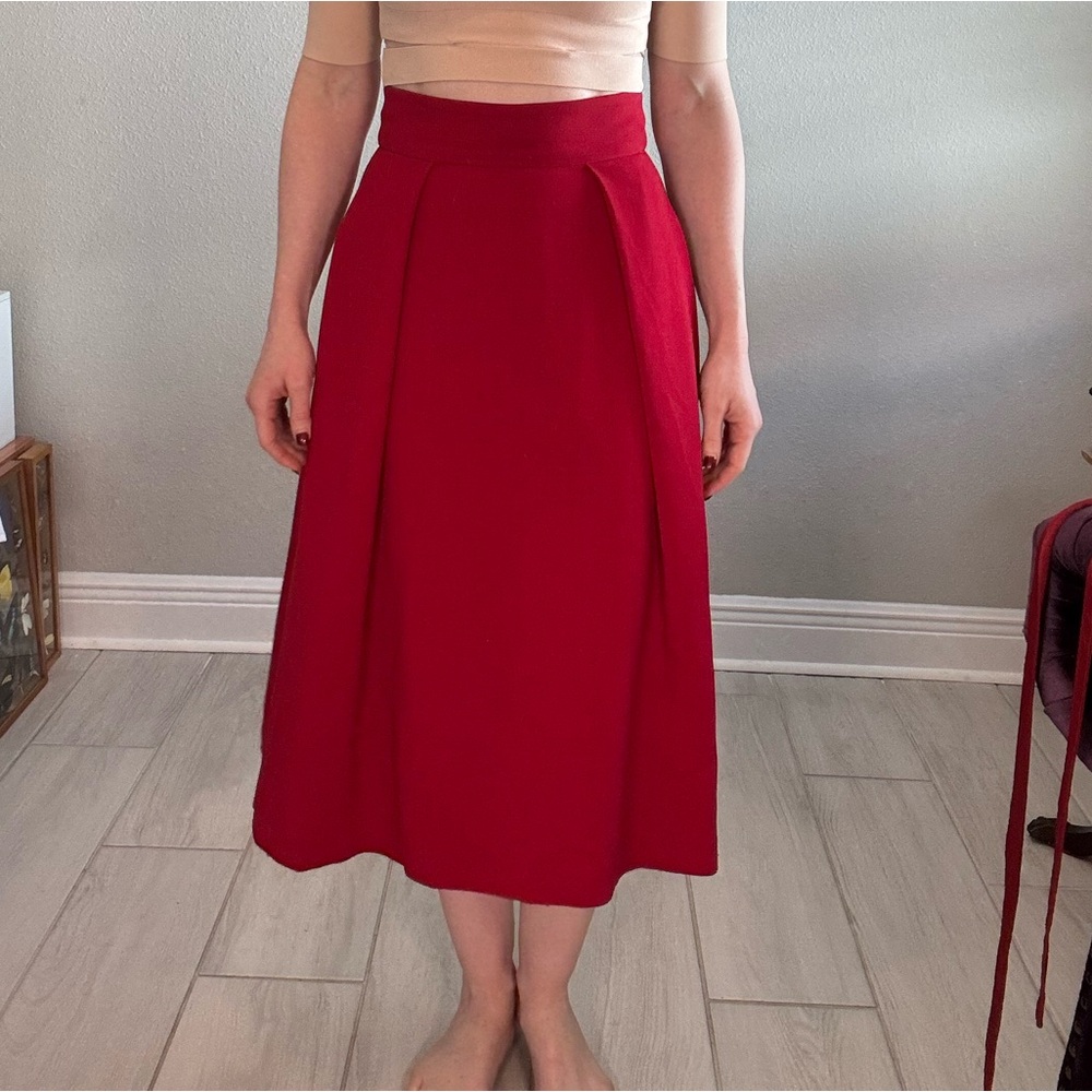 Black halo red skirt. Pockets. Midi/T length.Sz 4